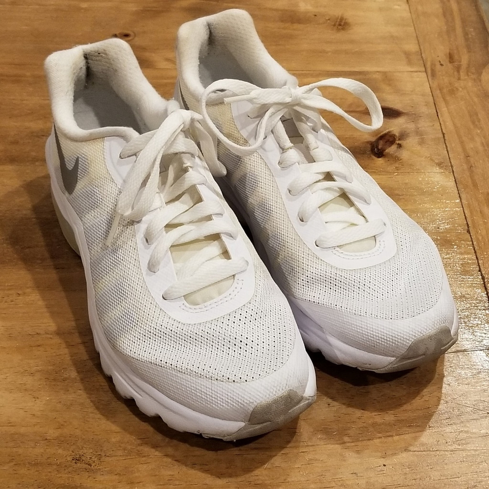 Nike Air Max Invigor White Metallic Silver 749866-100 Shoes Women's Size 8.5